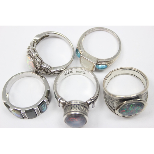 2255 - 5 assorted 925 silver dress rings, to include Mother of Pearl, Paua shell and faux opals mounted in ... 