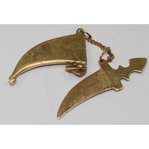 2271 - 9ct gold pendant or charm formed as a Jambiya dagger in filigree sheath, marked and XRF confirmed, a... 