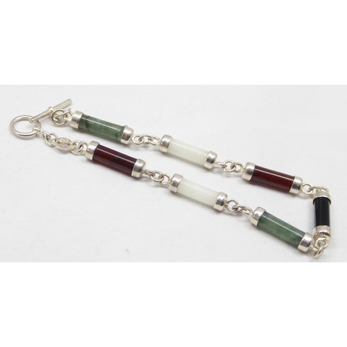 2275 - A retro style 925 silver bracelet, 7 cylinders of polished semi-precious stones with silver links, m... 