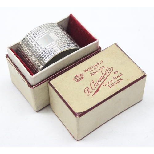 1004 - A heavy gauge silver napkin ring, London 1964 by SJ Rose & Son, in vintage box, approx 57.56g gross