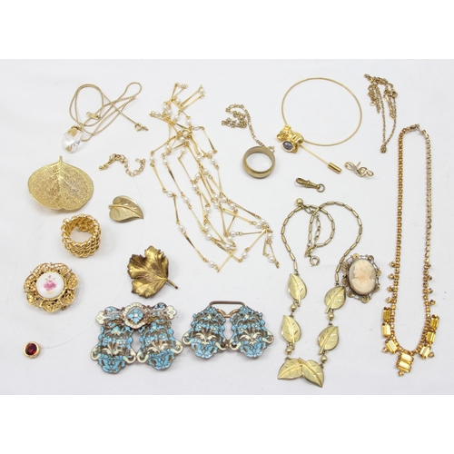 2031 - Qty of assorted gold plated and gilt metal jewellery to inc a gilt metal and enamel decorative belt ... 