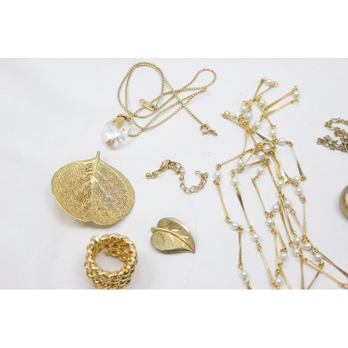 2031 - Qty of assorted gold plated and gilt metal jewellery to inc a gilt metal and enamel decorative belt ... 