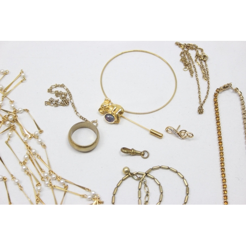 2031 - Qty of assorted gold plated and gilt metal jewellery to inc a gilt metal and enamel decorative belt ... 