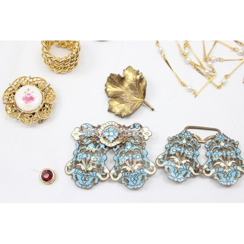 2031 - Qty of assorted gold plated and gilt metal jewellery to inc a gilt metal and enamel decorative belt ... 