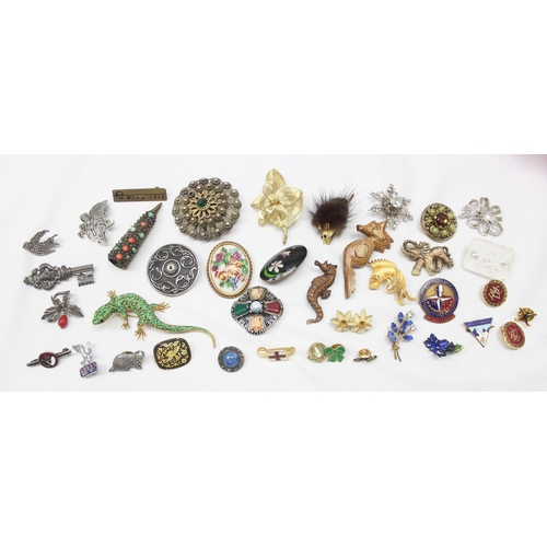 2034 - Large qty of assorted vintage brooches & badges etc