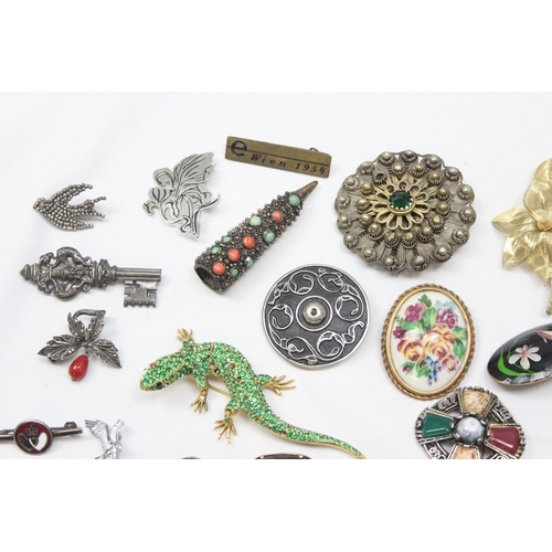 2034 - Large qty of assorted vintage brooches & badges etc