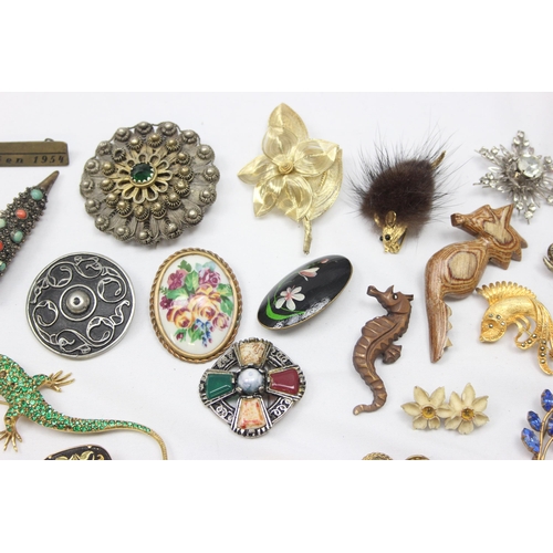 2034 - Large qty of assorted vintage brooches & badges etc