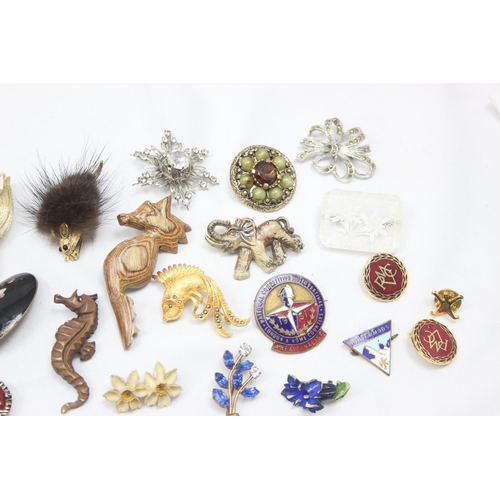 2034 - Large qty of assorted vintage brooches & badges etc