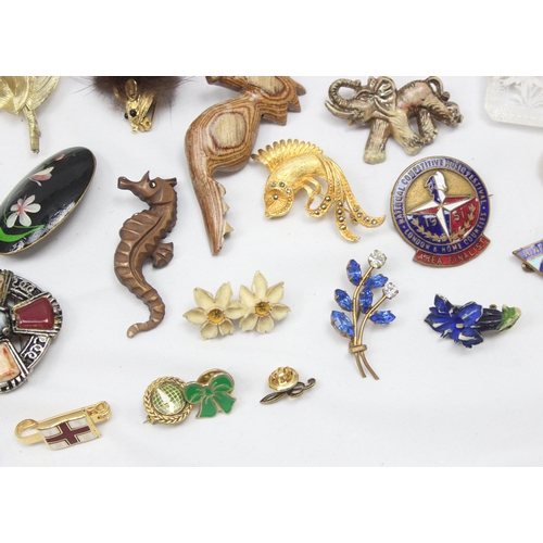 2034 - Large qty of assorted vintage brooches & badges etc