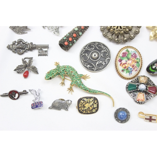 2034 - Large qty of assorted vintage brooches & badges etc