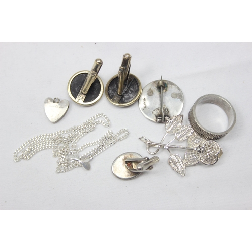 2342 - Qty of assorted silver jewellery to inc a Celtic style Viking boat brooch, a pair of silver gilt and... 