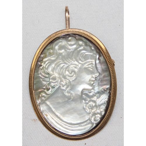 2347 - A 9ct gold mounted mother of pearl carved cameo pendant or brooch, marked 375 and XRF confirmed, app... 