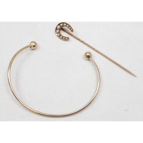 2365 - A 9ct gold magnetic metal core bangle and a 9ct gold mounted tie pin formed as a horseshoe with seed... 