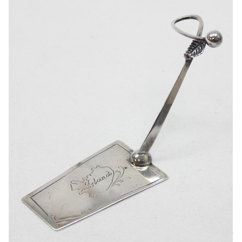 1022 - A small Icelandic silver cake slice or server, marked and XRF tested, engraved with a map of the isl... 