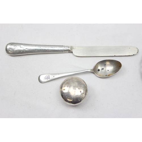 1039 - 2 silver lids, a Chester silver teaspoon and a silver bladed and handled knife and fork, approx 104.... 