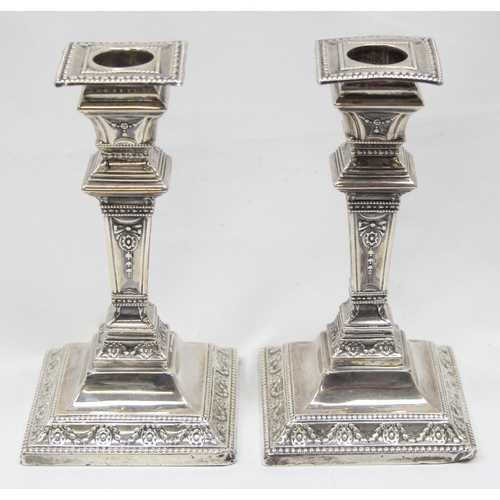 1066 - A pair of Victorian silver candlesticks in the style of Robert Adam, Sheffield 1899 by Jenkins & Tim... 