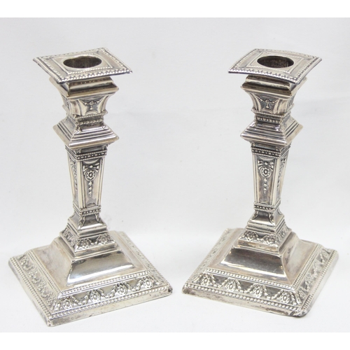 1066 - A pair of Victorian silver candlesticks in the style of Robert Adam, Sheffield 1899 by Jenkins & Tim... 