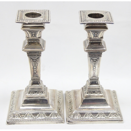 1066 - A pair of Victorian silver candlesticks in the style of Robert Adam, Sheffield 1899 by Jenkins & Tim... 