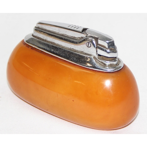 1614 - A vintage Ronson lighter with amber coloured early plastic (possibly Bakelite) body, approx 10cm wid... 