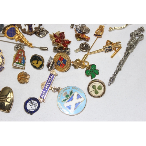 1642 - A large qty of assorted vintage and later pin badges etc to inc some military