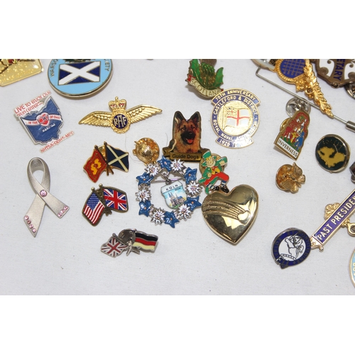 1642 - A large qty of assorted vintage and later pin badges etc to inc some military