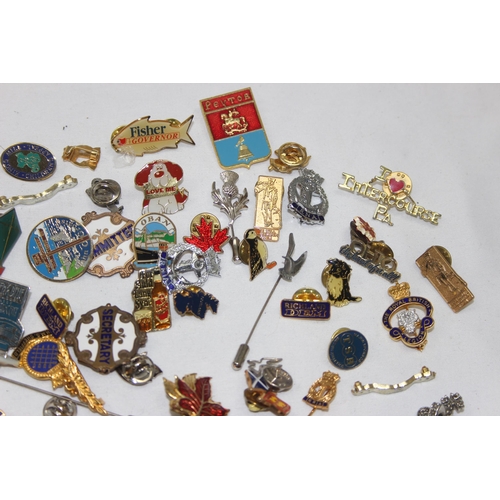 1642 - A large qty of assorted vintage and later pin badges etc to inc some military