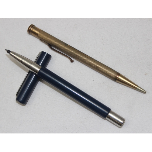 1643 - Vintage Parker Slimfold fountain pen with 14ct gold nib, 2 other Parker pens and a gold plated Yard-... 