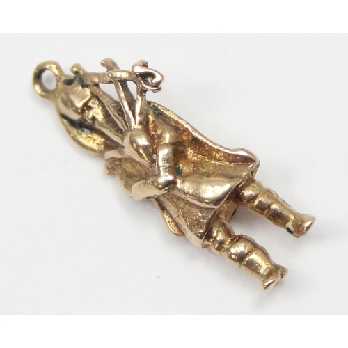 2315 - A vintage 9ct gold pendant or charm formed as a Scottish piper in kilt, marked and XRF confirmed, ap... 