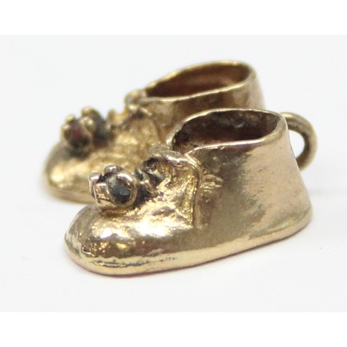 2318 - A vintage 9ct gold pendant or charm formed as a pair of babies boots, marked and XRF confirmed, appr... 