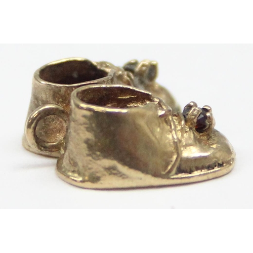 2318 - A vintage 9ct gold pendant or charm formed as a pair of babies boots, marked and XRF confirmed, appr... 