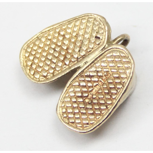 2318 - A vintage 9ct gold pendant or charm formed as a pair of babies boots, marked and XRF confirmed, appr... 