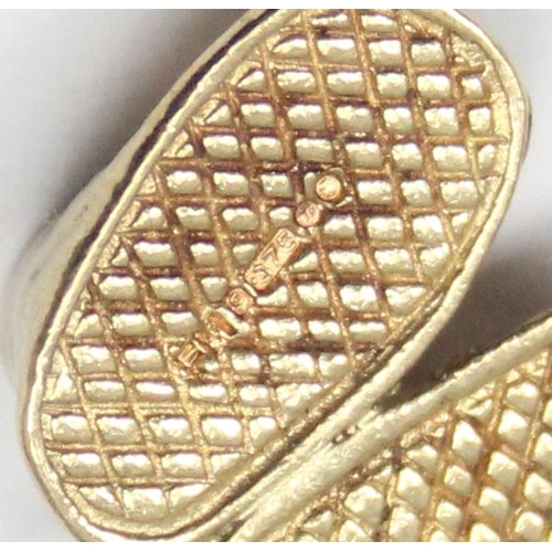 2318 - A vintage 9ct gold pendant or charm formed as a pair of babies boots, marked and XRF confirmed, appr... 