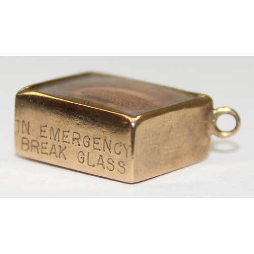 2327 - A vintage 9ct gold mounted charm with folded 10 Shilling note, marked and XRF confirmed, approx 2.39... 