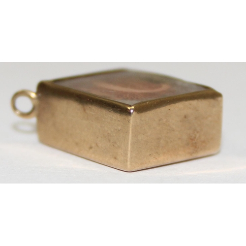 2327 - A vintage 9ct gold mounted charm with folded 10 Shilling note, marked and XRF confirmed, approx 2.39... 