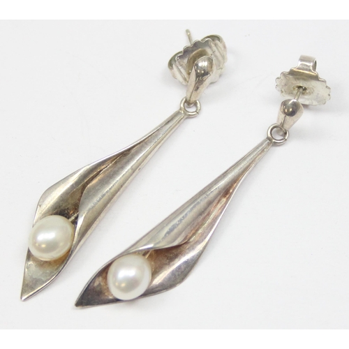 2337 - 2 pairs of retro style silver and pearl earrings and a matching silver pendant on chain, all XRF con... 