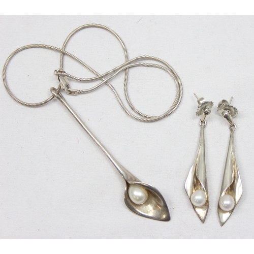 2337 - 2 pairs of retro style silver and pearl earrings and a matching silver pendant on chain, all XRF con... 