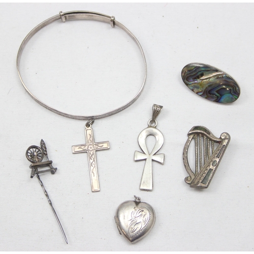 2376 - Qty of assorted silver jewellery to inc Irish harp brooch, a large silver christening bangle, a silv... 