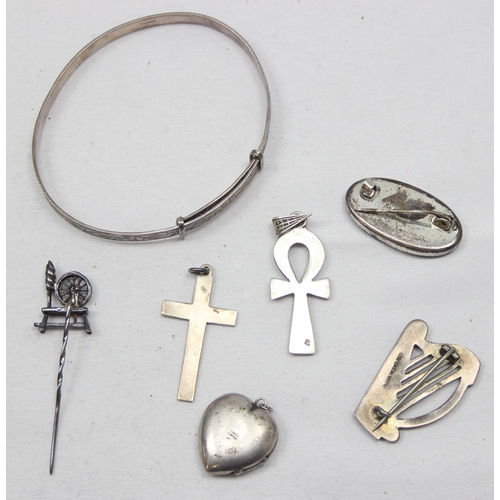 2376 - Qty of assorted silver jewellery to inc Irish harp brooch, a large silver christening bangle, a silv... 