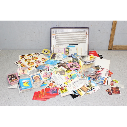 1543 - Mixed box of vintage stickers and collectors' cards to incl Garbage Pale Kids, various Panini sticke... 