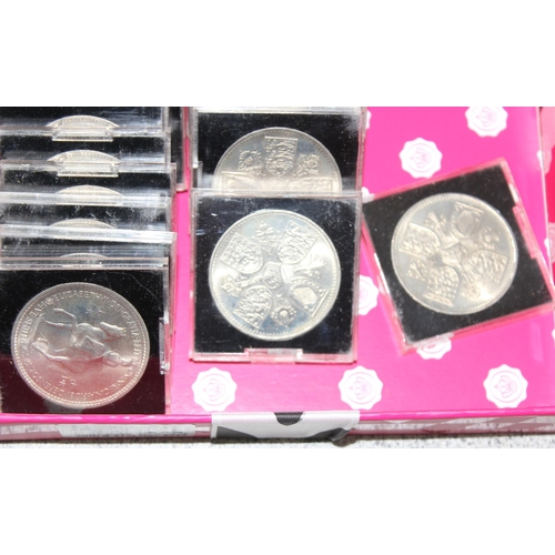 1222 - A large qty of assorted crown coins, all in holders