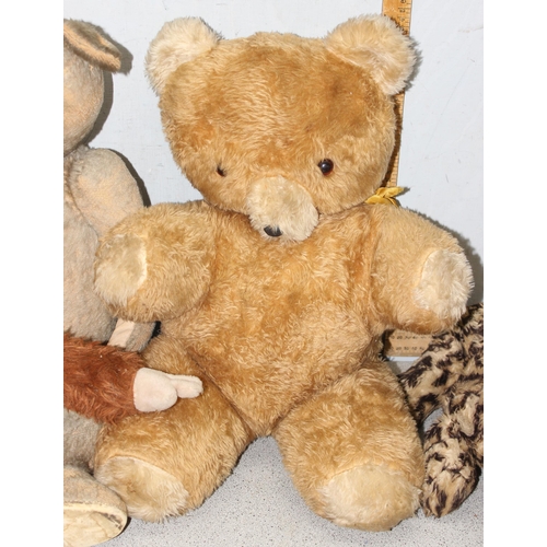 1535 - Qty of vintage soft toys to incl teddies