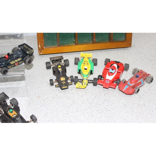 1536 - Qty Scalextric racing cars and a table top display box