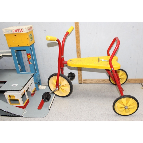 1539 - Vintage 1960’s Raleigh child's metal framed trike with original paintwork, handle bar grips and “lit... 