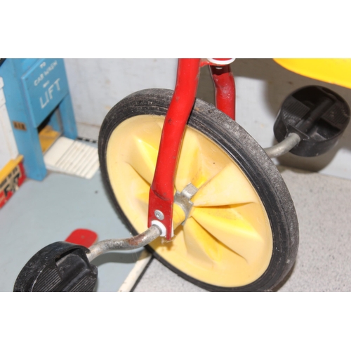 1539 - Vintage 1960’s Raleigh child's metal framed trike with original paintwork, handle bar grips and “lit... 