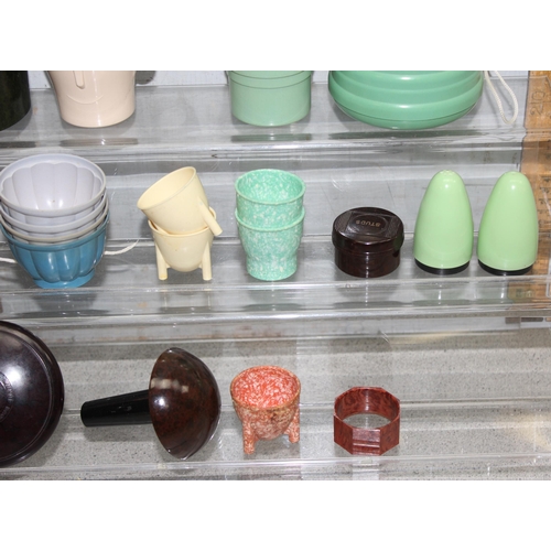 1650 - Assorted Bakelite items to incl jelly moulds, tobacco pot, cruet set etc