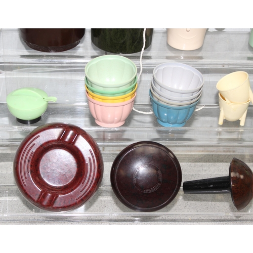 1650 - Assorted Bakelite items to incl jelly moulds, tobacco pot, cruet set etc