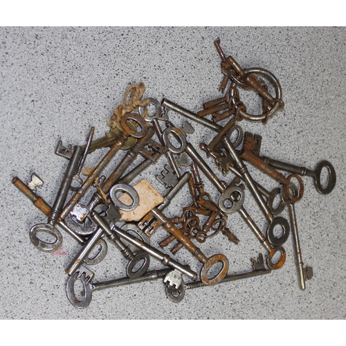 1749 - Qty of antique and later door/cabinet keys