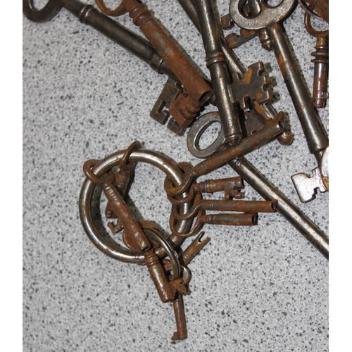 1749 - Qty of antique and later door/cabinet keys