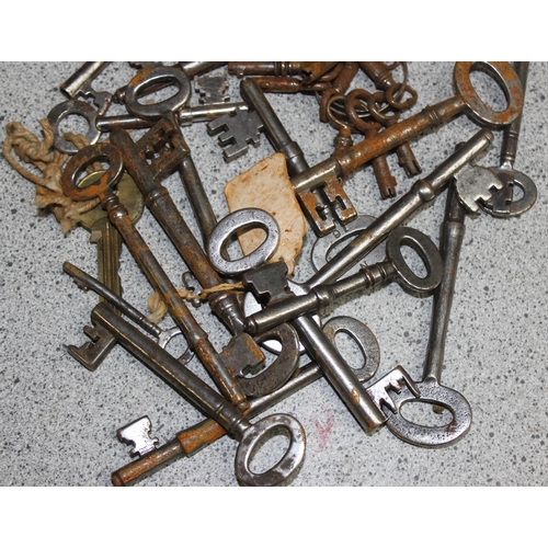 1749 - Qty of antique and later door/cabinet keys