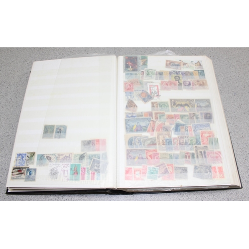 555 - Stamps - World in 64 page stockbook, (1000s)